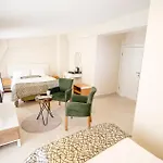 Otel The Corner By