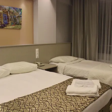 The Corner By מלון