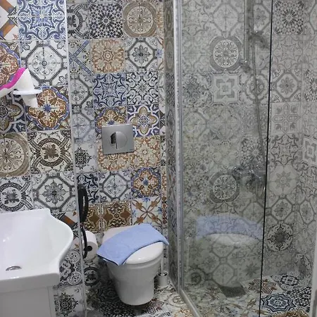 מלון The Corner By 3*