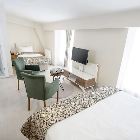 The Corner By Hotel 3*