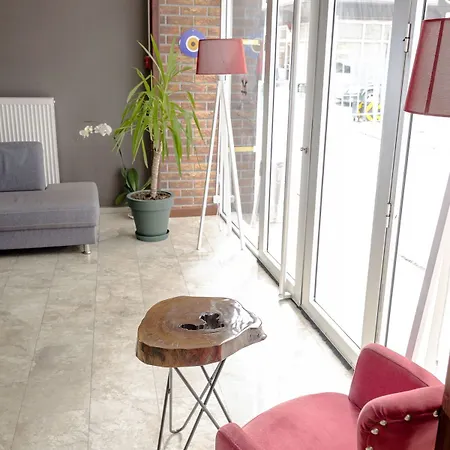 The Corner By Hotel 3*