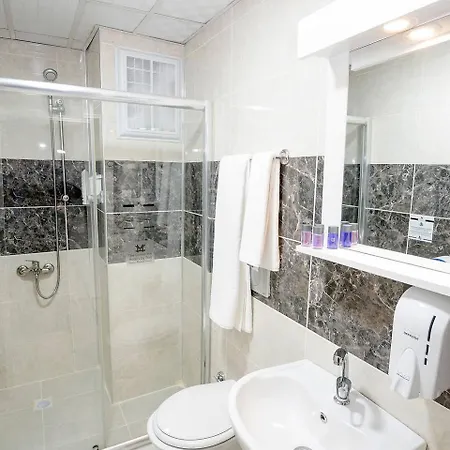 The Corner By Hotel 3*